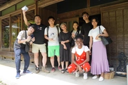 弊社では毎年夏に合宿を行っています。ヤングブルー村合宿と呼び、2022年は奈良の吉野村へ行きました。この日は弊社サービス「tells market」の出展者の家の掃除のお手伝いをしました。