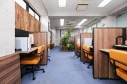 オフィスはグリーンとアクセントカラーを活かした遊び心ある空間です。