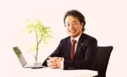 代表の前田です。スーツを着用していますが夏は半ズボンとサンダルで出勤します(笑)