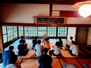 弊社では毎年夏に合宿を行っています。ヤングブルー村合宿と呼び、2022年は奈良の吉野村へ行きました。この日は禅の体験を早朝から行いました。