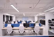 土足厳禁のフローリング仕様のオフィスは、天井が高く、白を基調とした清潔感あふれるオフィスを目指しました