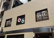 明蓬館高等学校 品川スペシャルニーズ・エデュケーションセンターでは職員室からフロアにいる生徒すべてを目で追えるように、特注の設計を施してあります。