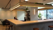 オフィスのカフェスペースにはアイランドバーもあります。