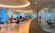 コミュニケーションをとれるスペースが充実しており、役員会議など行う会議室はガラス張り。文字通り透明性の高い組織を目指しています。