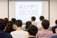 毎週金曜日の夕方は、HAPPY HOURを実施しています。ドリンクを飲みながら、各自の考えるウェルス（豊かさ）の発表で盛り上がります