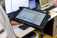 電子カルテ「MALL」を使用している様子です。患者の大事な情報がたくさん詰まっており、病院の業務を行う上で必須のシステムです。これにより病院の紙業務を全てデジタルに置き換えます。