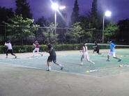 既成の概念にとらわれず、生徒の上達を最優先に考え少人数のカリキュラムで運営するフットワーク改善テニススクール