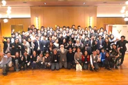 年に4回、3ヶ月に1回行われるGAと呼ばれる全社会議の様子。各部署の報告や社員の発表、そして交流会が開催される。