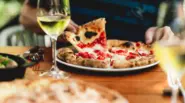 水際のロッジに併設しているレストラン「セルバッジオ」では、地元食材をふんだんに使ったピッツァを提供しています！