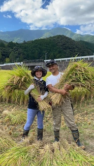 代表の細羽さんは、広島から愛媛県松野町に移住。ホテル全体を見ながらも、地元の方に教わりながら、イチからコメ作りに挑戦をしています！