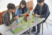 弊社オリジナル価値観探究ボードゲーム「KACHINKO」でチームごとの価値観を創出しています。