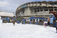 人工降雪機でスタジアムに雪を降らして大好評！