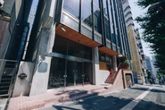 8階建てのオフィスビルをリノベーション。ロケーションは、東京ミッドタウンや六本木ヒルズまで徒歩10分圏内と好立地。