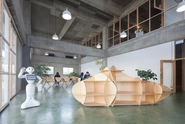 当社のエントランス。著名な建築家ベラ・ジュン氏が設計を手がけた倉庫をリノベーションしたオフィスです。