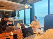 渋谷の39階にあるwe workをシェアオフィスとして使っています。基本フルリモートの働き方ですが、対面で出社することも可能です。