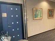 オフィスの入り口 ＆ 実はここに有名な絵が…？！