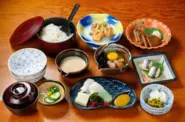 宇和島の郷土料理を楽しむことができる宿泊プラン。こういったプランをどう組み立てるか、イチから学ぶ環境があります。