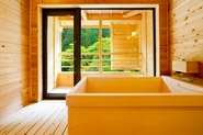 ご宿泊部屋、山の間専用の檜の展望風呂