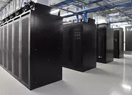 データセンター内のサーバールームです。膨大な数のサーバーが保管されています。