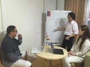 ホワイトボードが大好き！な社長の金子は元ヤフー。取締役の村田さん（左）は元リクルート。もう一人の取締役の劉さん（右）は中国出身。
