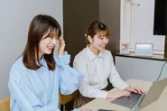 現役エンジニアが指導する自社カリキュラムはオンラインで進めます！自由度が高く、質問は24ｈ可能！