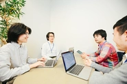 毎週行っている勉強会「ROUND」の様子です。