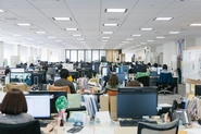 オフィスは渋谷セルリアンタワーです。社内は明るく、意外と(!?)静かです。