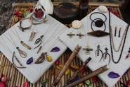 EDAYAのコレクションは、北ルソン・山岳先住民族の伝統的な竹楽器や、暮らしの中で用いる道具をモチーフにデザインしたジュエリーコレクションです。 シンプルな作りの楽器はカリンガ州が発祥といわれています。