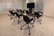 セミナー等にも対応した大きな会議室もあり、会議の内容に応じてスペースを選択することができます。