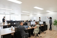 2022年7月に増床したオフィス。営業マンの活気に溢れコミュニケーションがとりやすい空間です。