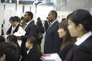日本で学ぶ外国人留学生の就職支援は毎年数千人！