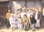 三重県の老舗お酢屋さんのメンバーと学生が飲むお酢の商品開発プロジェクトに取り組んだ、これまた微笑ましい写真。