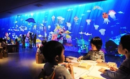 『お絵かき水族館』みんなが描いた魚たちが泳ぐ水族館です。