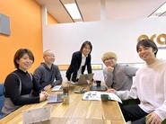 こちら大阪オフィスのメンバー。社長（中央）を中心にサクッとミーティング。堅苦しさはありませんが、適度に互いをリスペクト。新しい仲間がなじみやすいニュートラルな雰囲気。