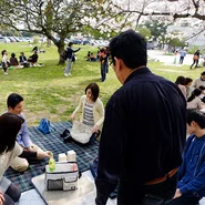 春には福岡市内や近郊で、取引先の方も招待して花見。バーベキューやお酒と共に桜を楽しみます。