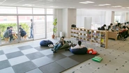 柏の葉オフィスの畳スペース。ベランダの開放感とマンガが特徴的。