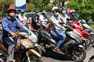 ベトナムのバイク社会。移動はまだまだバイクが主流です。