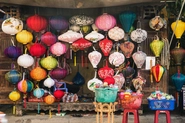 ベトナムの人たちの暖かみや伝統工芸品などからは、昔の日本の趣に似た何かがあります。