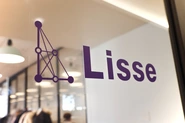 弊社は2018年に創業致しました。“Lisse”とは、フランス語で「滑らかな」「スムーズ」などの意味があります。当社の社名には、『紛争のない「スムーズ」な社会を実現する』という思いが込められています。