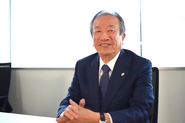 株式会社日本総険の葛石智。「保険仲立人」業を日本に広めるべく、数十年にわたり尽力してきた人物です。とっても気さくな人柄ですよ！