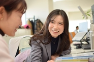 専門性が高く難しいイメージのある日本総険ですが、最近は女性メンバーも増えてきました。とても華やかで明るい会社です。