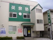JR埼京線「中浦和駅」駅前の中浦和校には小学生から高校生までたくさんの子どもたちが通います。