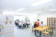 2023年4月にオフィス移転！センス溢れるおしゃれなオフィスが自慢です！関東在住のメンバーの中には出社を好むメンバーもいます♪