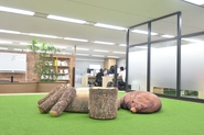 大阪オフィスには、ちょっとした打ち合わせや休憩につかえる大きな芝生スペースがあります。