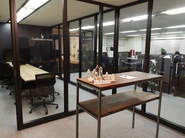 ガラス張りのオフィスは常に清潔に保たれています。執務室は完全禁煙です。(ビル内に喫煙スペース有)