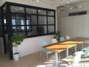 オフィスは渋谷スクランブルスクエアのWeWorkにあり、南向きの居心地の良いオフィスです。