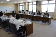 北海道仁木町で開催されたクラダシチャレンジにて行われた役場での意見交換会の様子です。