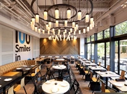 都心エリアにて展開するレストランはグランドレベルでデザインされ、地域に愛されるお店作りを目指す