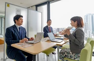 東京営業所での打ち合わせ風景です。メンバーはそれぞれ自分で考えてスケジュールを組み、営業活動を行いますので、その分、業務の確認を丁寧に行っています。