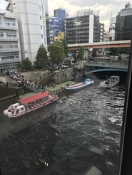 オフィスの隣を流れる神田川を眺めながら仕事ができます